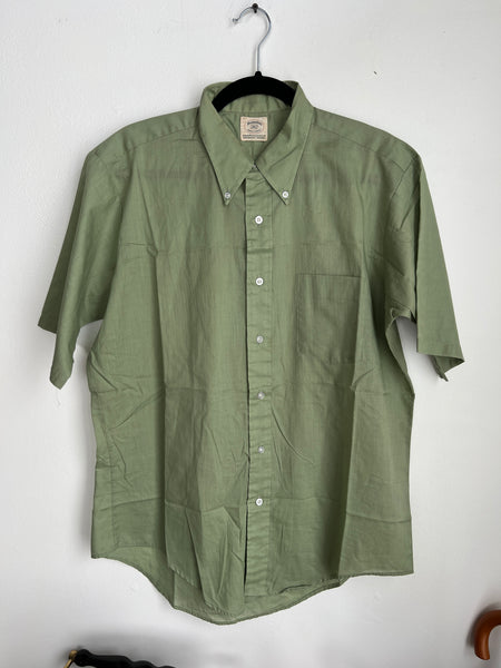1960s MENS TOP- sage green s/s button collar