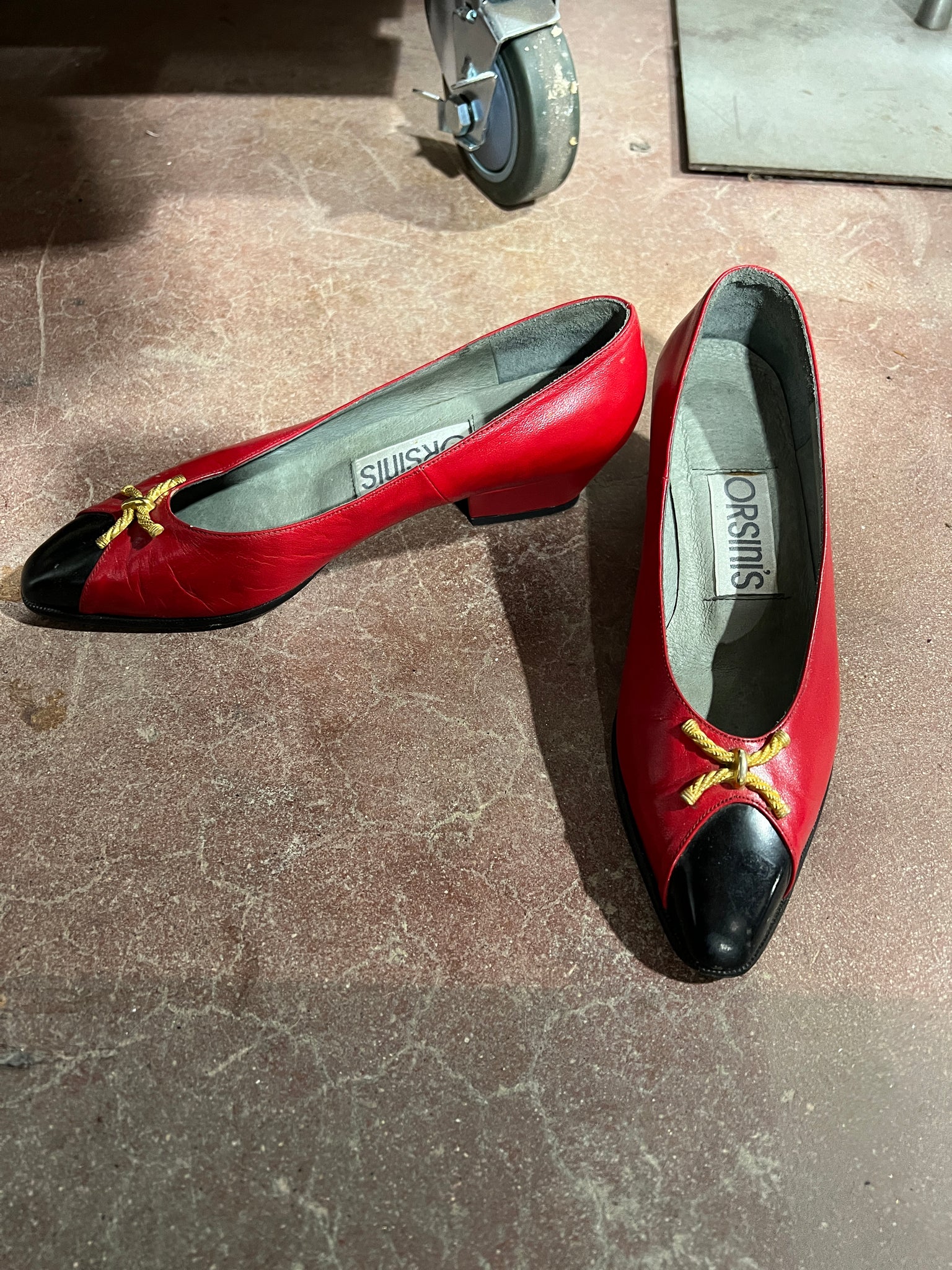 1980's SHOES- Orsinis red low pump with black tips