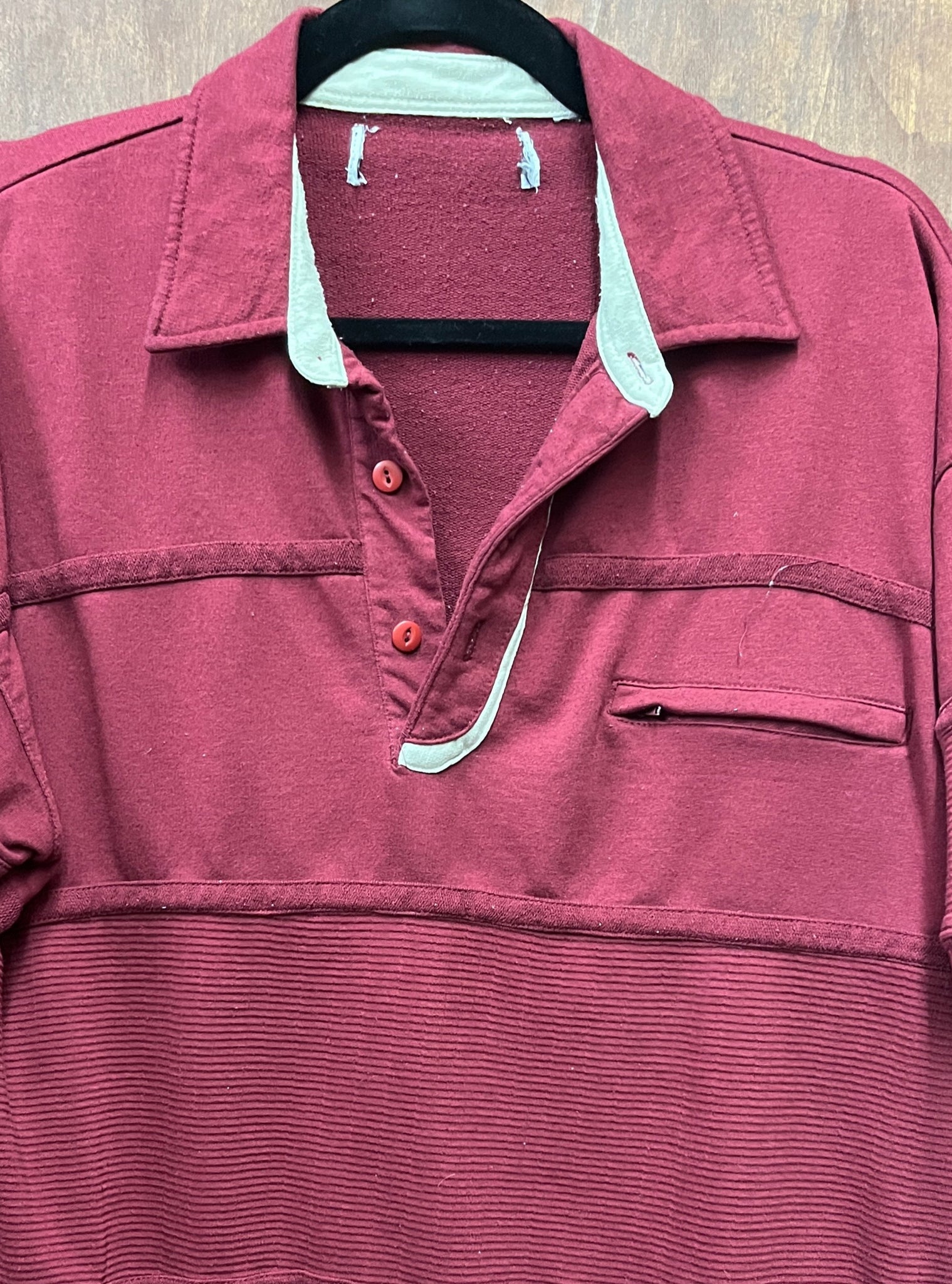 1990s T SHIRT- maroon collared s/s banded