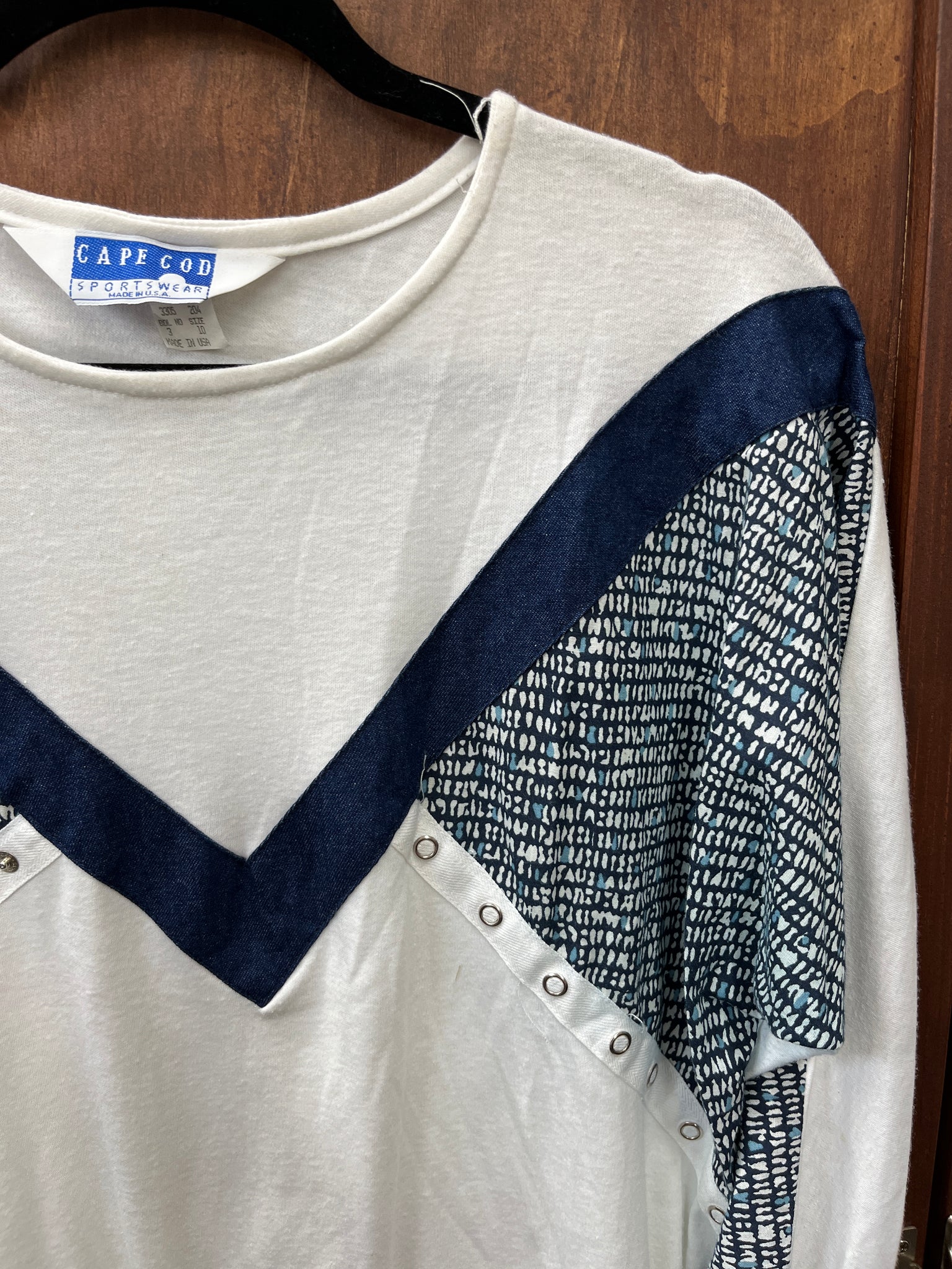 1990s- T-SHIRT-SWEATSHIRT-Cape Cod- snap button detail white/denim