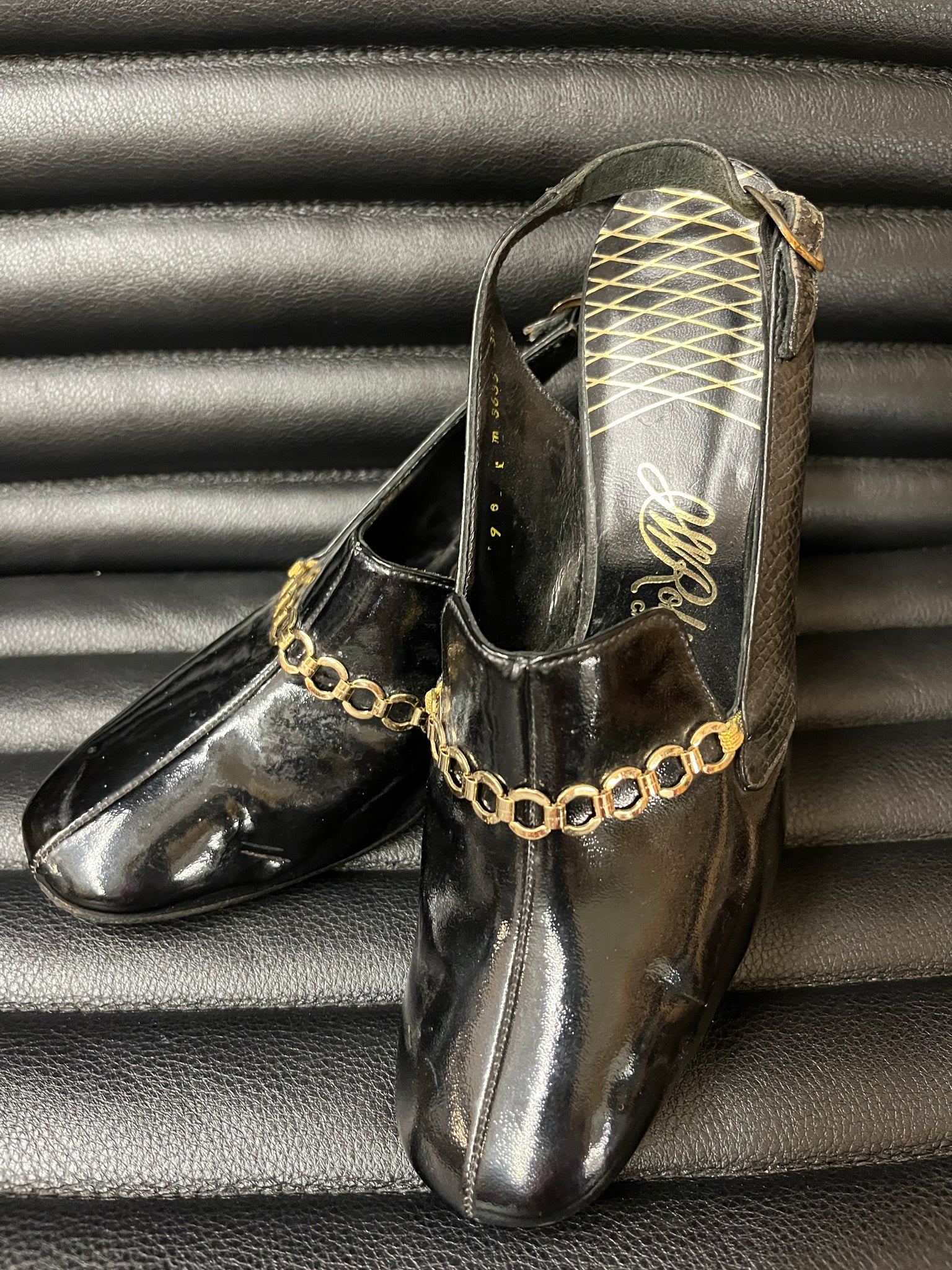 1960s SHOES - JW Robinson CA- block heel sling back with gold chain detail