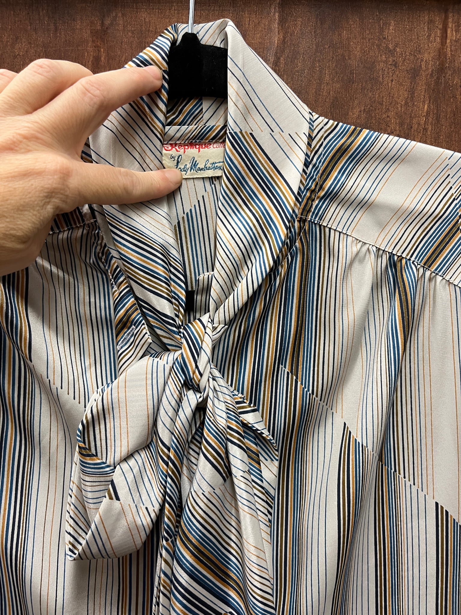 1970s TOP- Replique grey graphic stripe pussy bow l/s