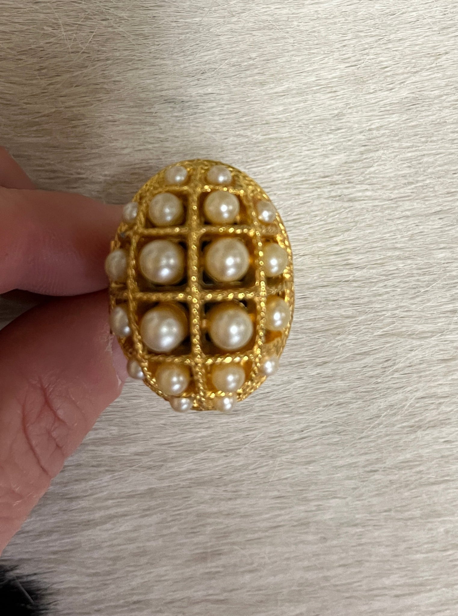 RENTAL 1970S JEWELRY- gold/ pearl poison ring