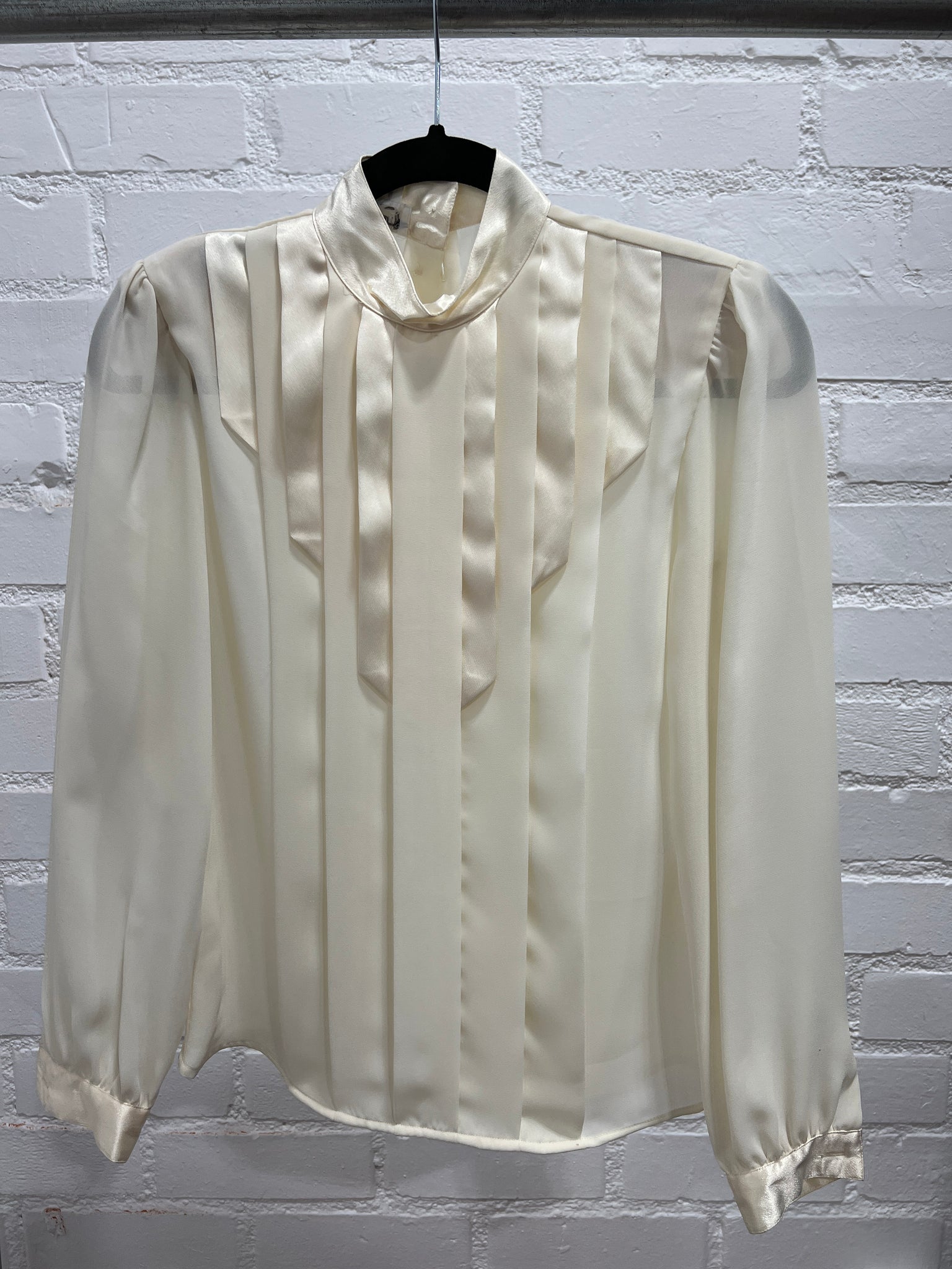 1990's TOP- white l/s w/ pleating & satin accents