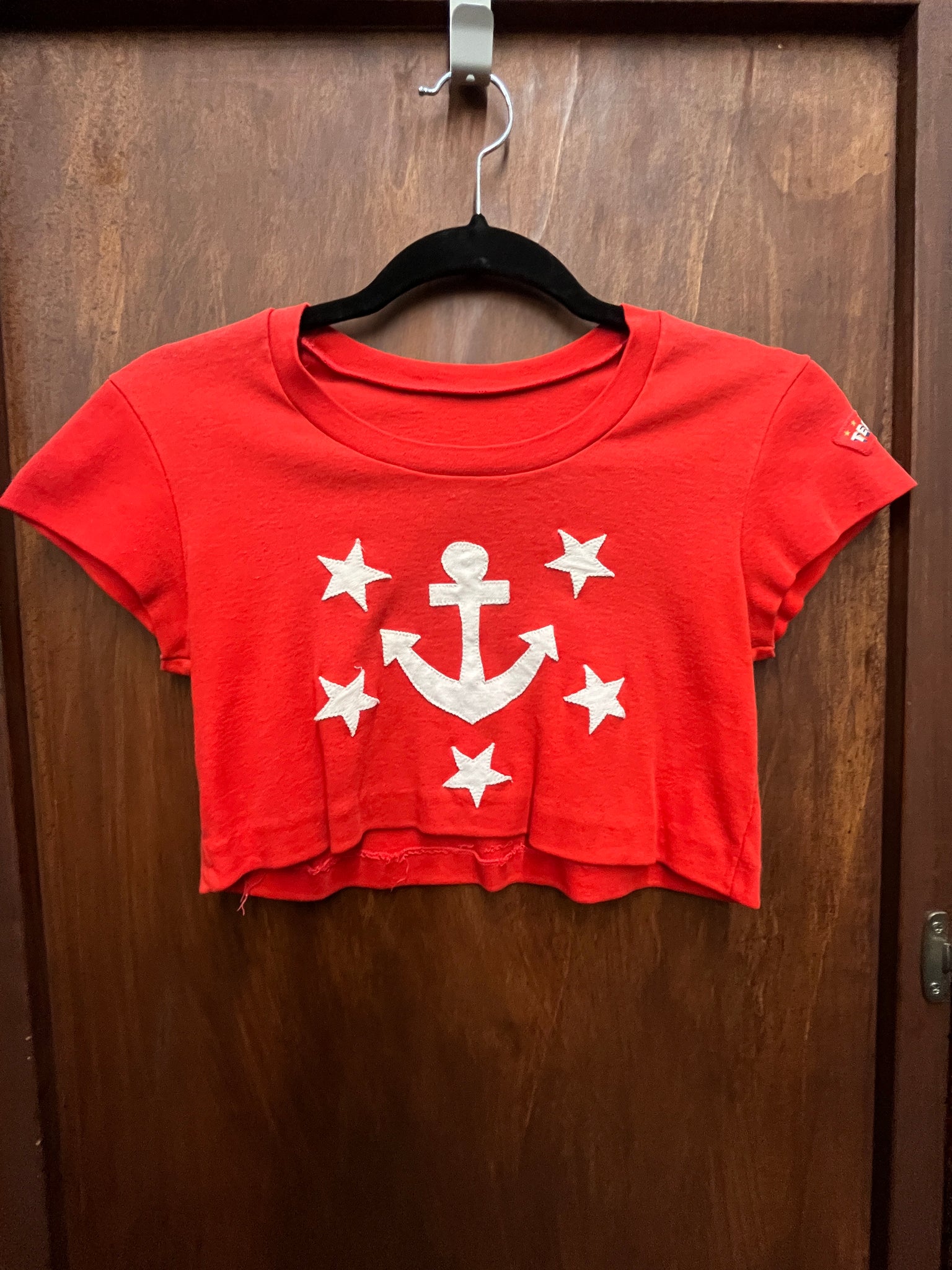 1970s TOP-T-SHIRT- red t cropped w/ applique anchor