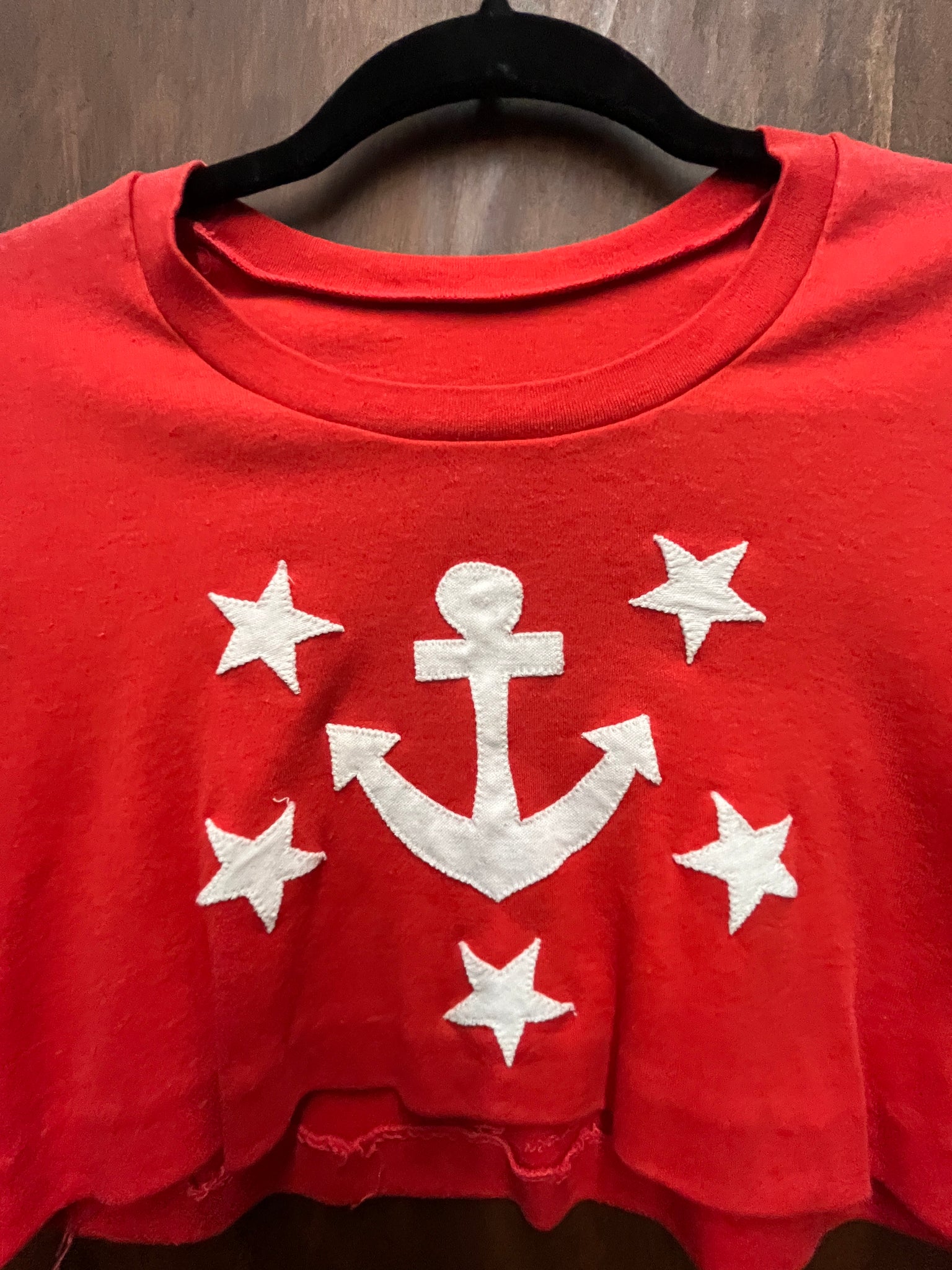 1970s TOP-T-SHIRT- red t cropped w/ applique anchor